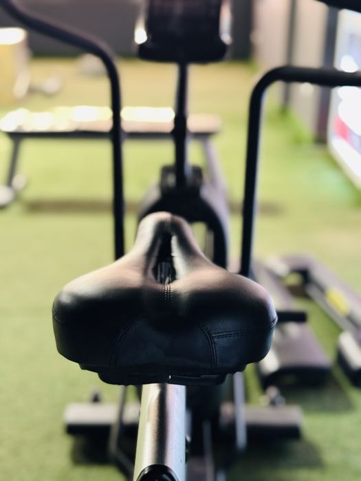 Bicicletă cu aer — rezistență naturală, antrenament complet