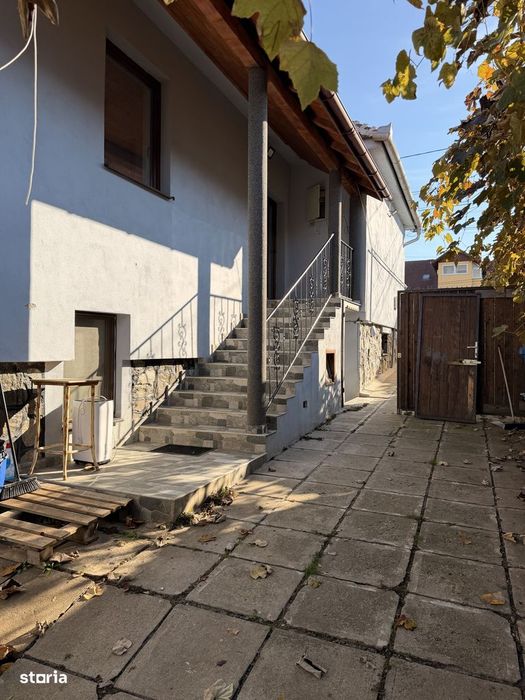 Casa 5 camere de închiriat în Vasile Aaron