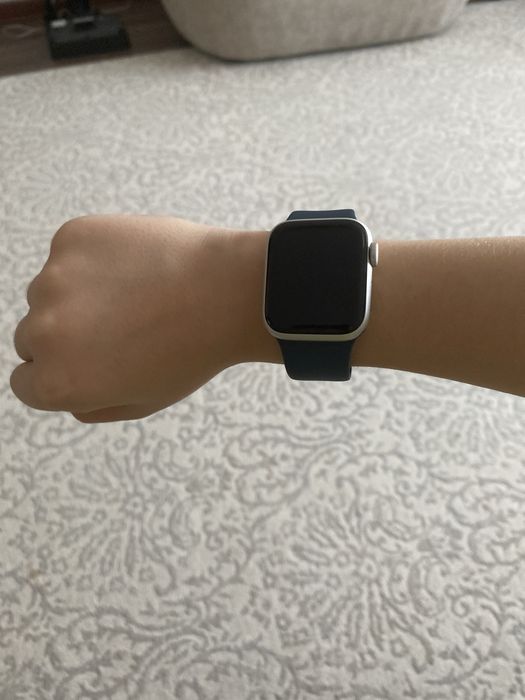 Apple watch SE в хорошем состоянии