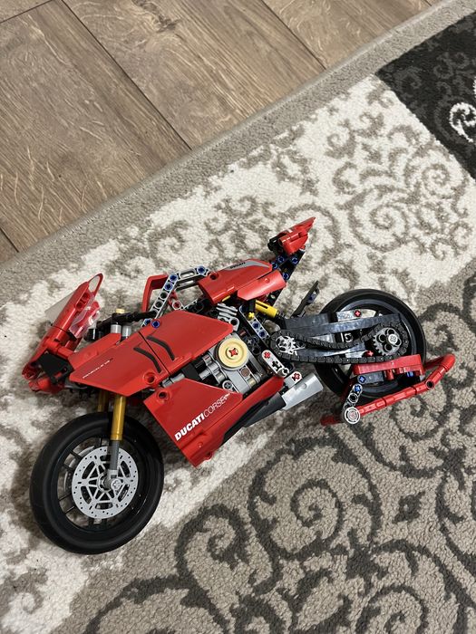 Lego technic Ducati Corse Panigale V4R