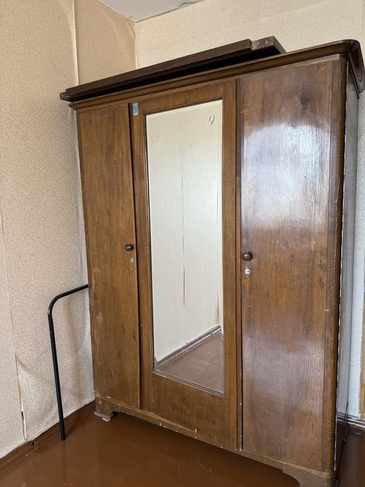 Винтажный шкаф с зеркалом