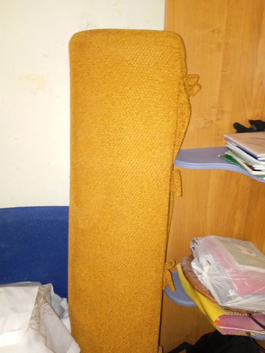 Отдам в добрые руки диван на дачу.