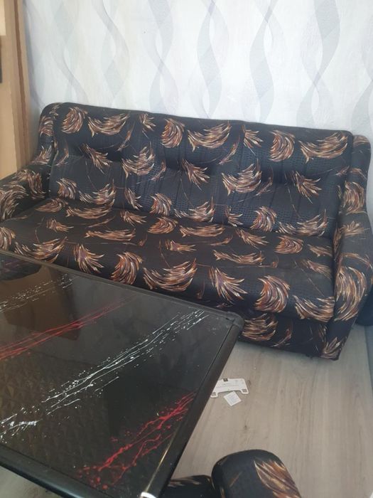 Дивани за хол с маса