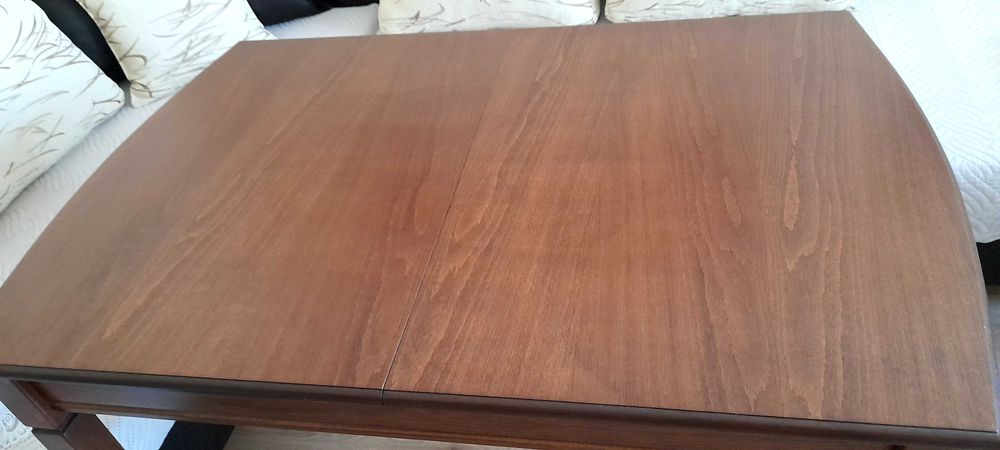 Продавам трапезна разтегателна маса размери д155  ш 80 в75. цена 160лв