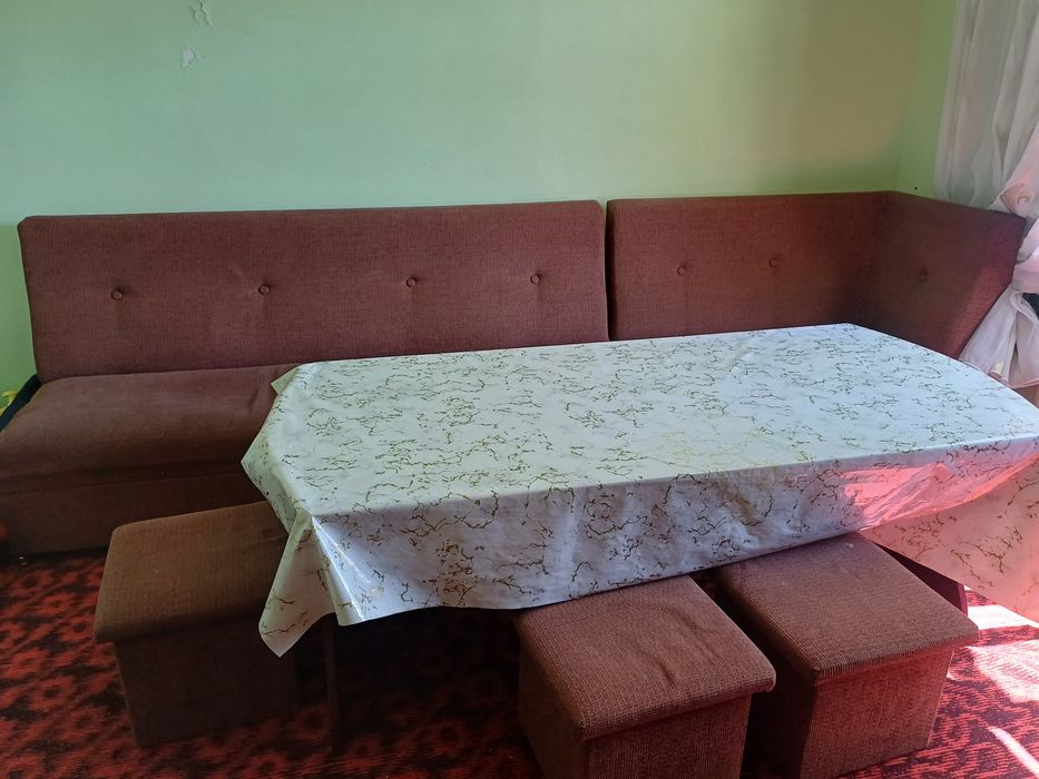 Диван уголок, стол и 3 пуфик