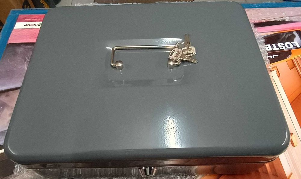 Кутия каса чекмедже за пари