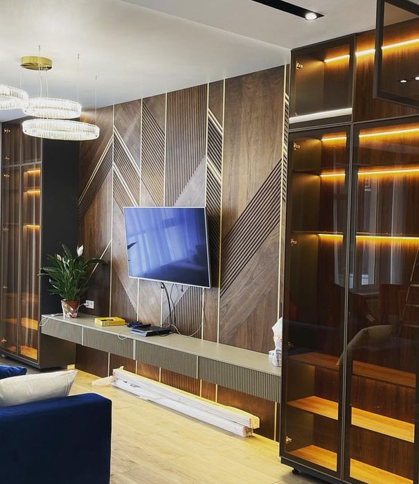 Шкаф витринна в прихожую