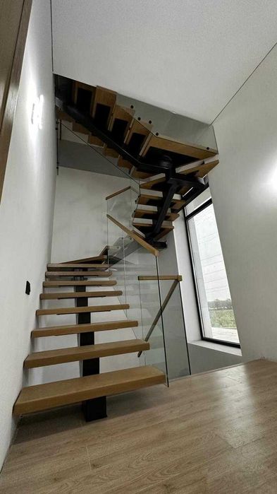 Мебельный дом продаёт диваны и лестницы.