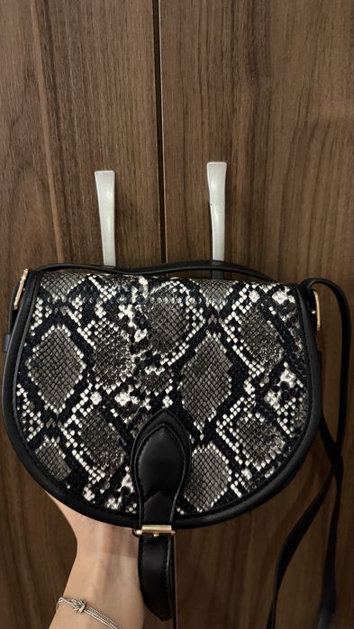 Дамска чанта през рамо със змийски принт / Crossbody чанта
