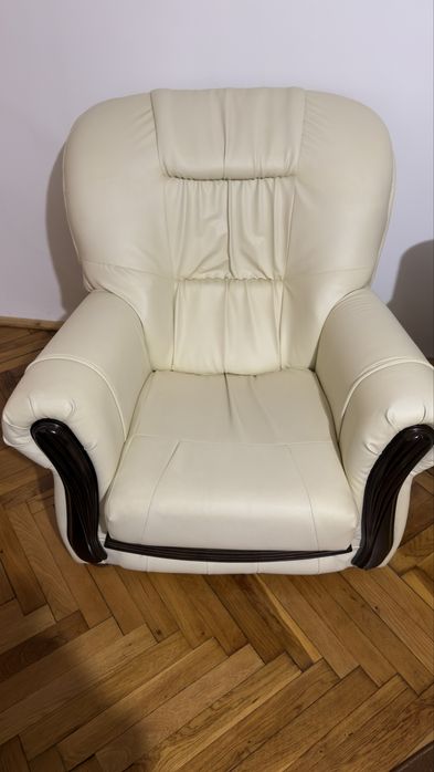 Vand canapea extensibila din piele si 2 fotolii in stare foarte buna