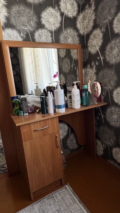 Продам дамский столик