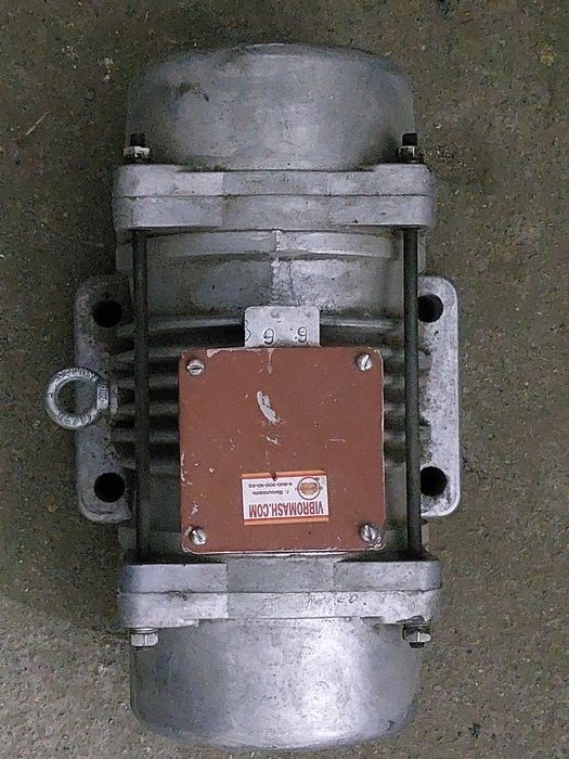 Вибратор площадочный ВИ 107НВ 2.7 квт