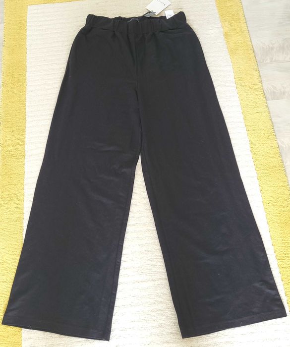 Pantaloni negri, largi, marimea M