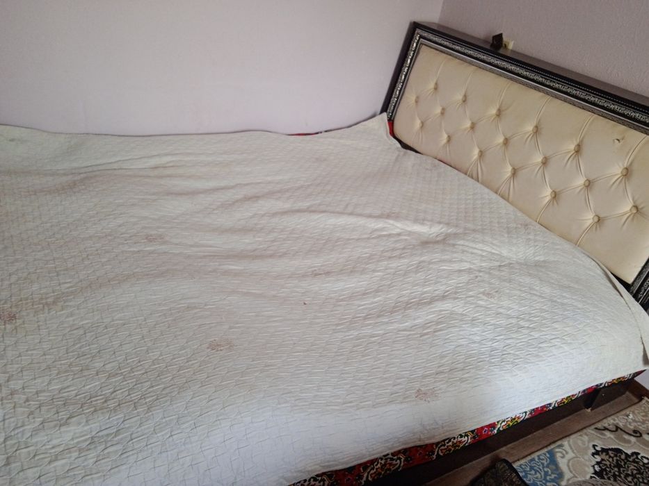Ikki kishilik divan sotiladi