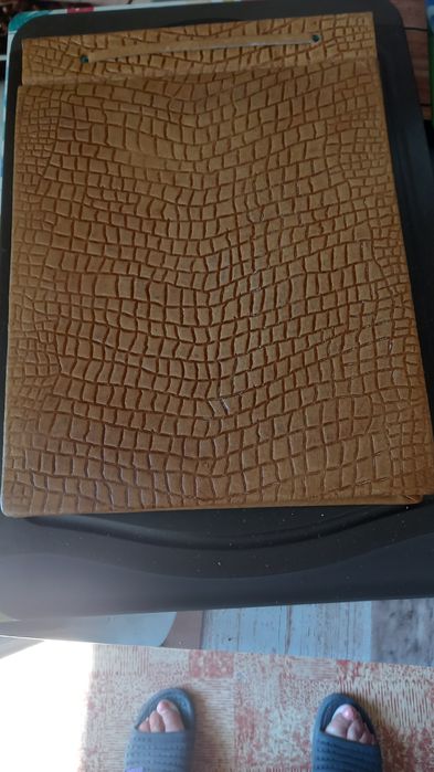 Продавам  2 кожени албума и 1 луксозен  класьор