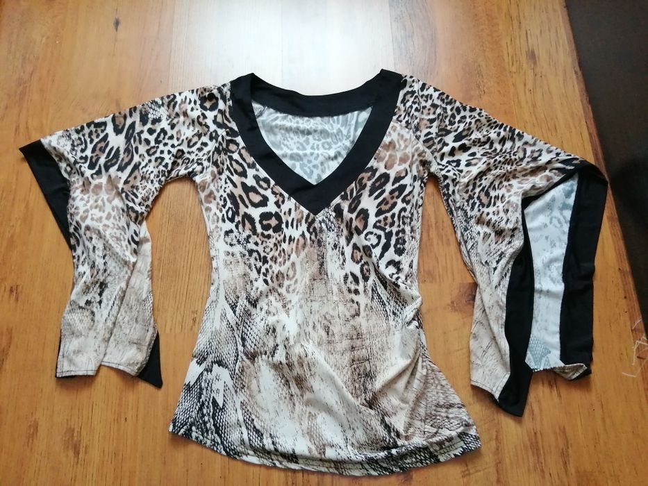 Дамска блуза с ефектни ръкави