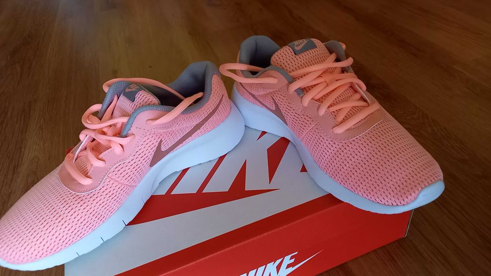 Дамски маратонки NIKE 38 номер