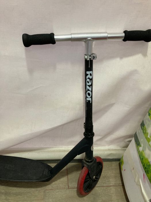 Продам самокат Razor