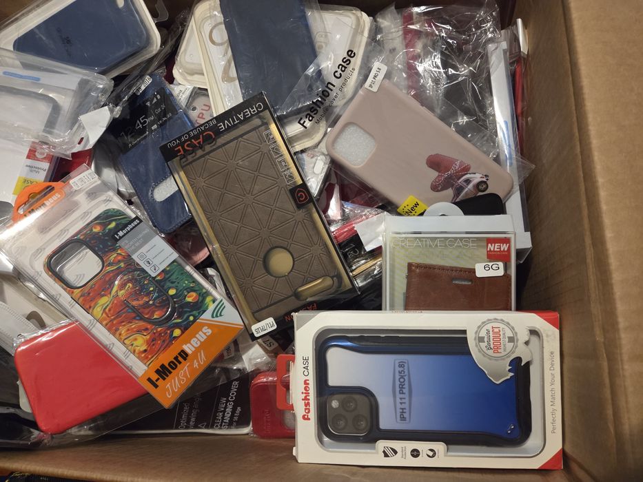 300 bucati de huse de telefon,  IPhone , Samsung,  etc.