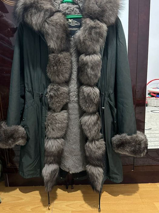 Парка изумрудного цвета