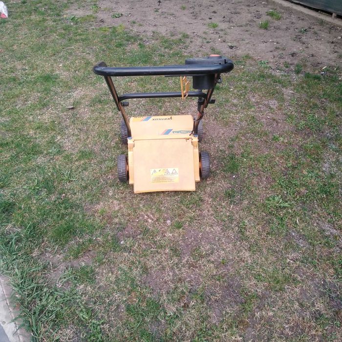 Scarificator electric pentru gazon