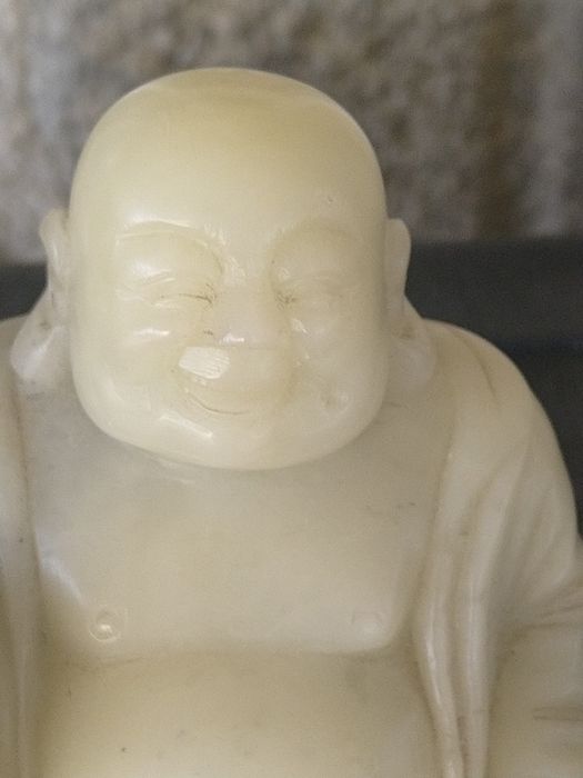 Продавам Китайска антикварна склуптура на щастливият Буда Нефритена