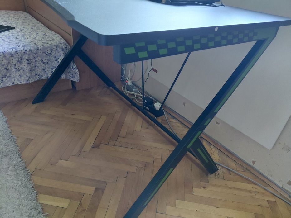 Продавам геймърско бюро.