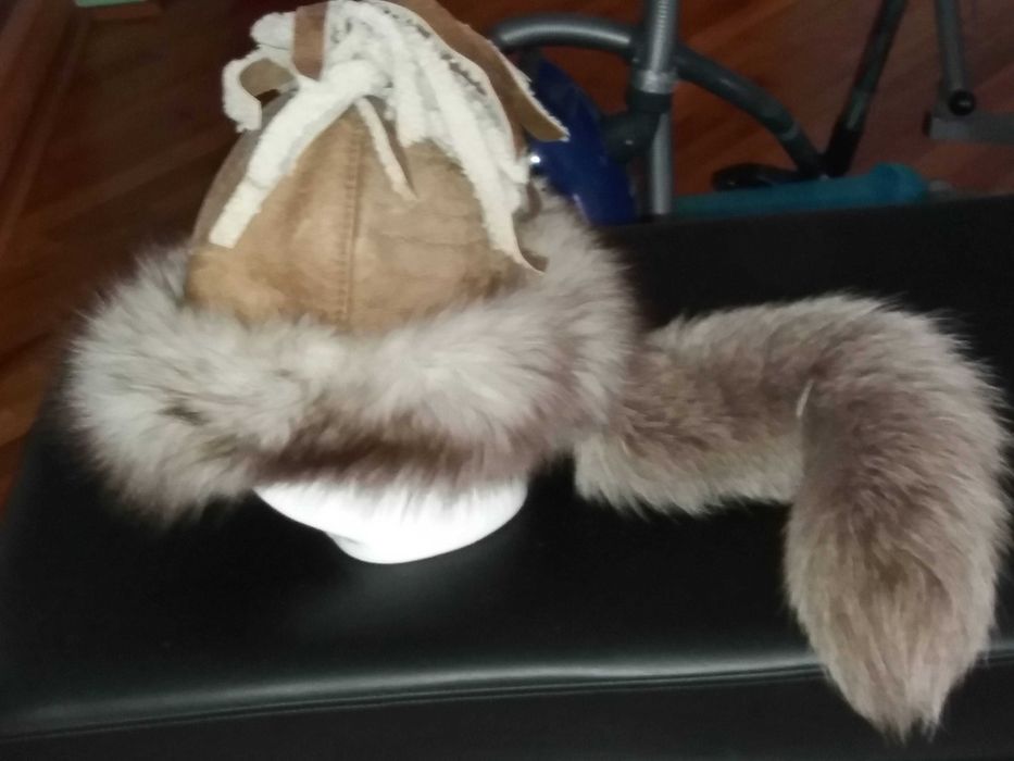 Caciula din piele naturala si blana de vulpe argintie