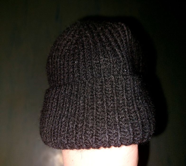 Продам хорошую шапку-бини черного цвета ручной вязки