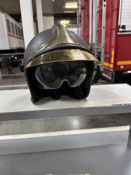 Продам каску пожарного