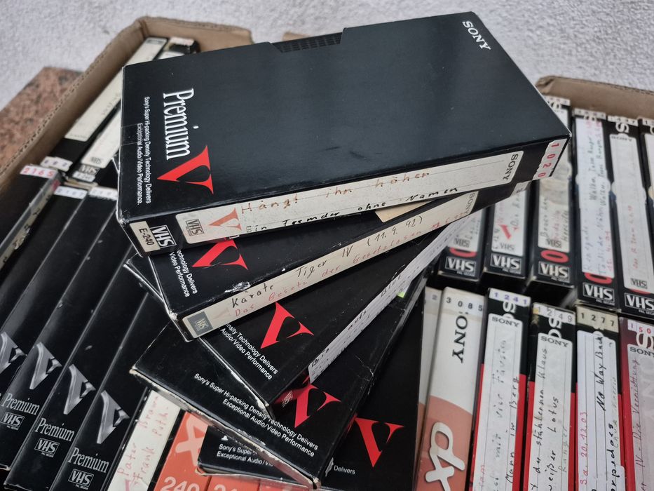 Vând 74 casete video VHS originale Sony ,colecție de filme actiune,sf