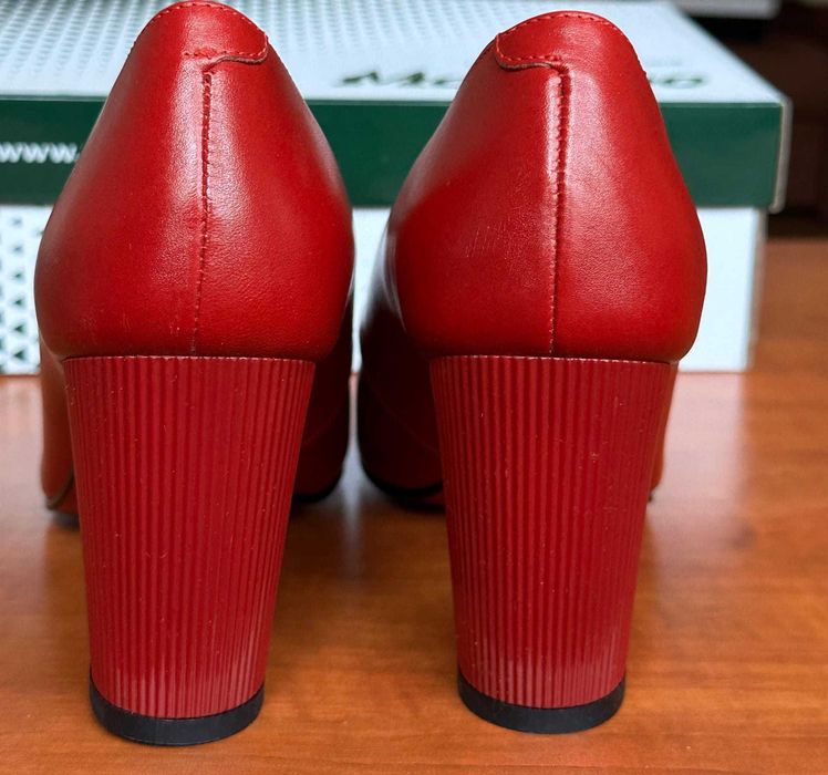 Se vând 4 perechi de încălțăminte mărimea 39