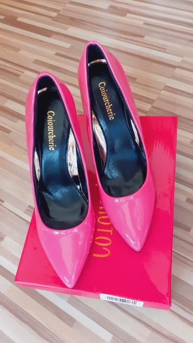 Продавам - Дамски лачени елегантни обувки - 35 номер