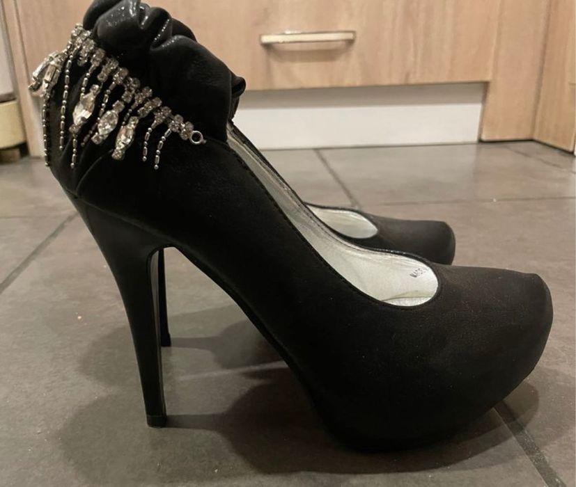 Обувки с висок ток