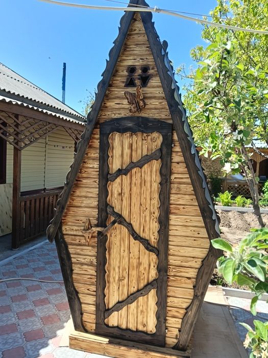 Туалет деревянный садовый