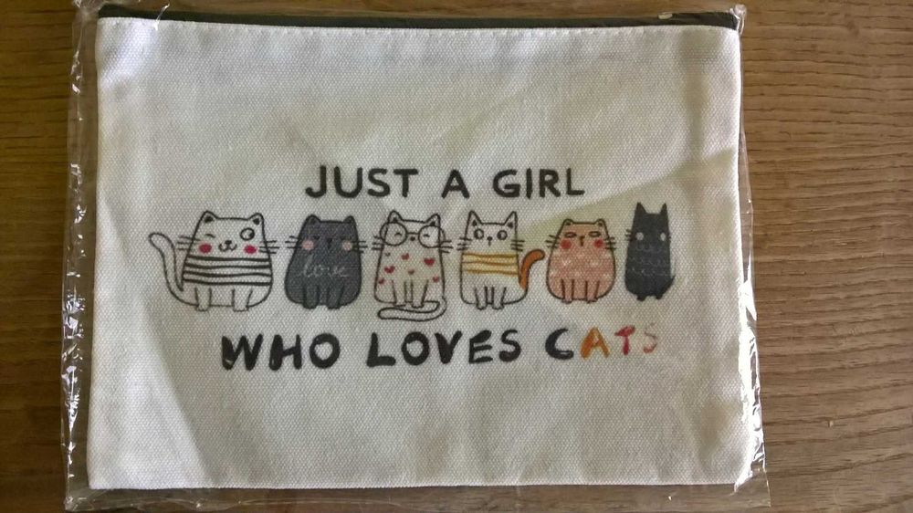 Чанта за козметика с принт на котешки лапички или на котета с надпис