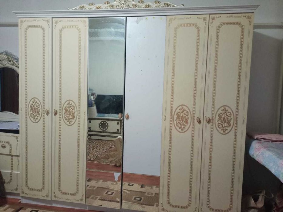 Комплект мебель сатылады.