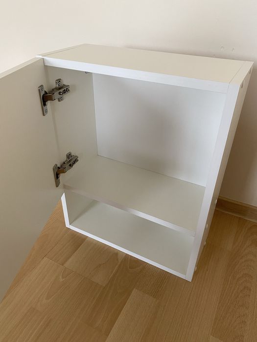 Шкаф с зеркалом и полками