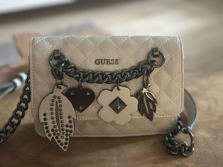 Дамски чанти Guess