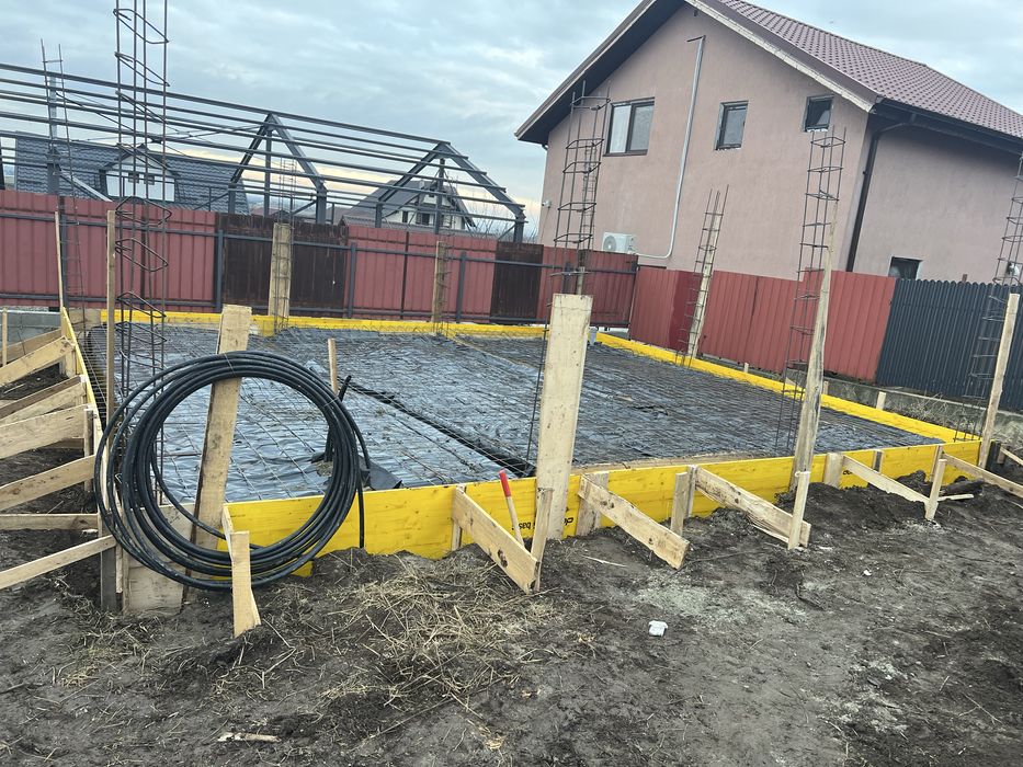 Constructor ,case la rosu sau interioare