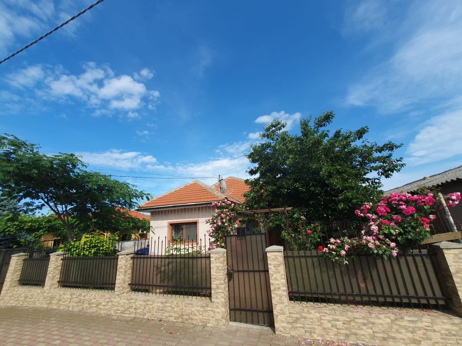 Casă de vânzare în Tuzla – 4 camere, teren 706 mp, livadă, panouri fotovoltaice