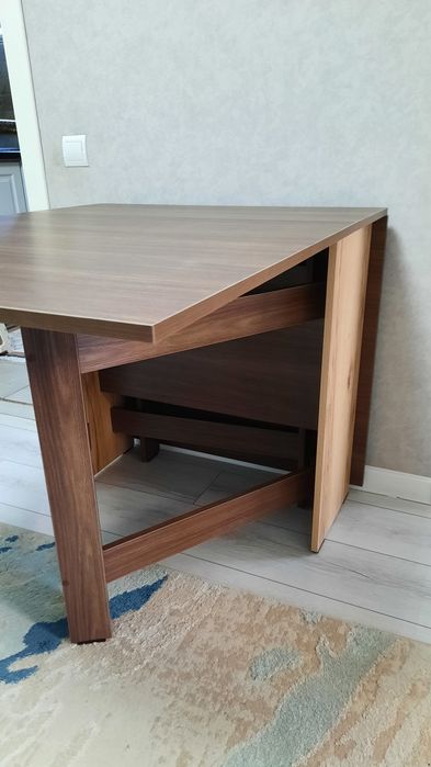 Продам новый стол книжку
