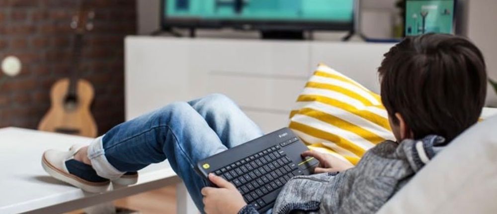 Клавиатура Безжична Logitech K400 Plus Dark, Touchpad control