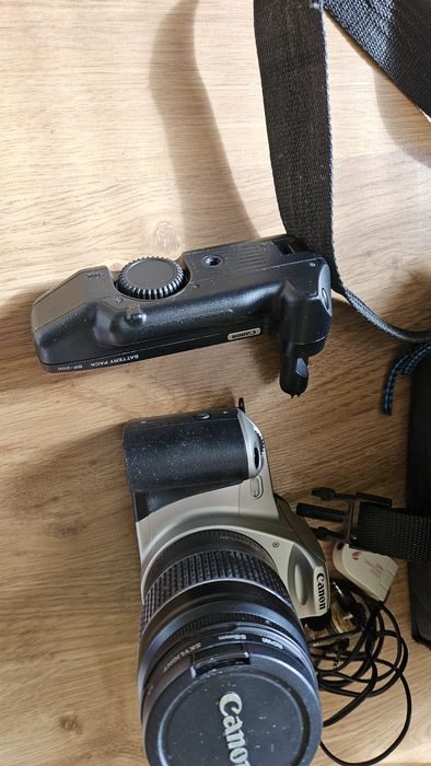 Canon EOS 300 лентов фотоапарат, работещ, с обектив 28-90mm, светкавица Hanimex, грип BP-200 и чанта