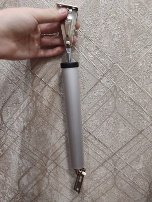 Продается доводчик дверной