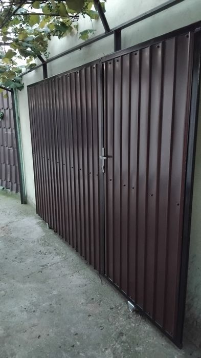 Vand poarta pentru întrarea în curte,  culisanta pe role