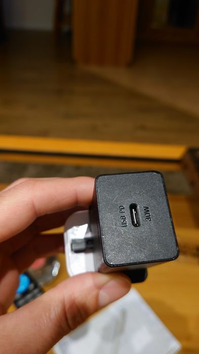 Продавам оригинално бързо зарядно Сони 30W