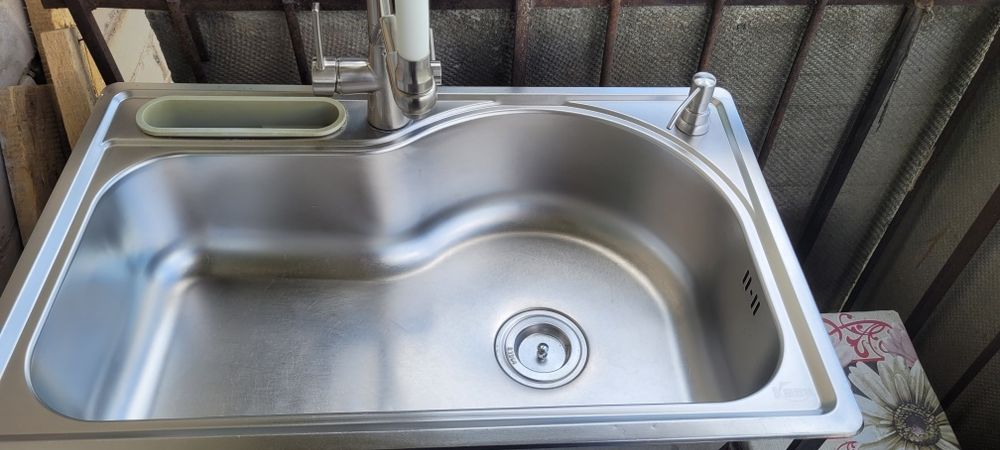 Мойка со смисителем и дозатором.