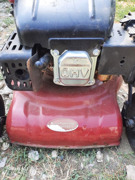 Бензинова косачка за трева.