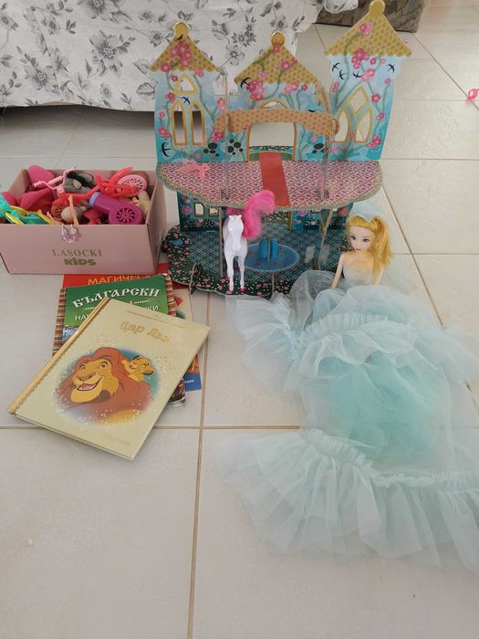 Лот Замък за понита и малки кукли книжки кукла булка